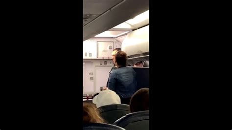 Watch airline passenger FLASHES entire plane while twerking。